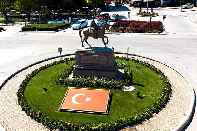 Eskişehir Büyükşehir Belediyesi’nin kendi seralarında yetiştirdiği rengarenk çiçekler havaların ısınmasıyla birlikte cadde, bulvar ve meydanlardaki yerlerini almaya başladı