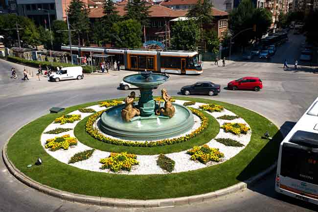 Eskişehir Büyükşehir Belediyesi’nin kendi seralarında yetiştirdiği rengarenk çiçekler havaların ısınmasıyla birlikte cadde, bulvar ve meydanlardaki yerlerini almaya başladı