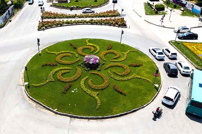 Eskişehir Büyükşehir Belediyesi’nin kendi seralarında yetiştirdiği rengarenk çiçekler havaların ısınmasıyla birlikte cadde, bulvar ve meydanlardaki yerlerini almaya başladı