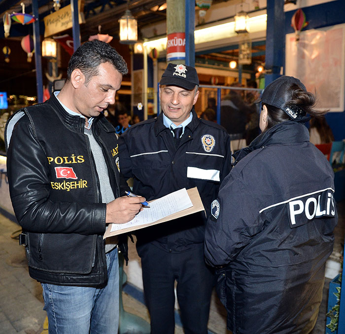 Eskişehir'de, 400 emniyet personelinin katılımıyla asayiş uygulaması yapıldı.