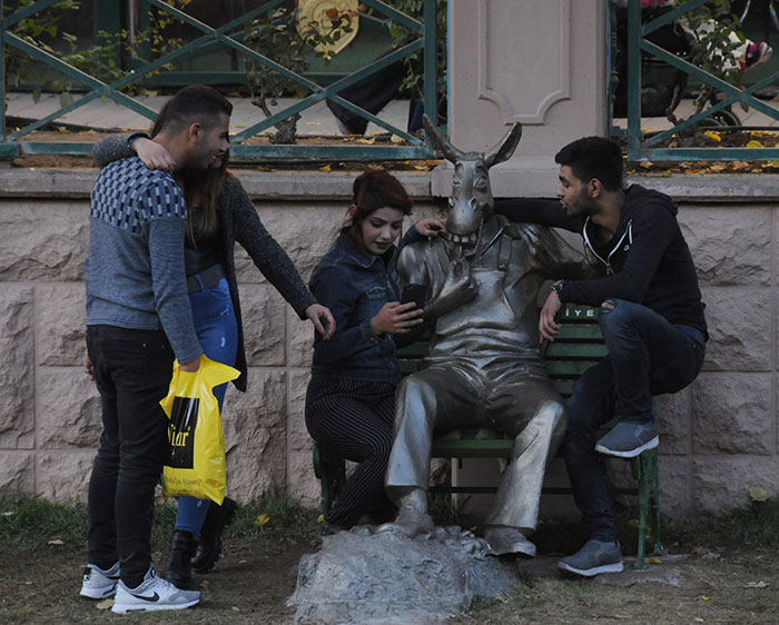 Geçtiğimiz günlerde çevreyi kirletenlere dikkat çekmek amacıyla konulan ‘Çekirdek Çitleyen Eşek’ heykeli vatandaşların adeta ilgi odağı oldu. Porsuk Çayı kıyısında konumlandırılan heykel ile fotoğraf çekmek için adeta birbirleriyle yarışan insanlar, farklı kareler yakalamak isterken gülümseten görüntüler ortaya çıkardı.