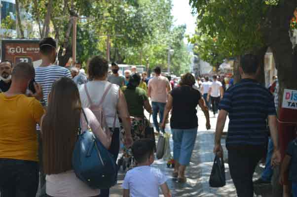 Eskişehirli vatandaşlar, bayram alış verişi için geldiği çarşı ve şehir merkezindeki esnafa adeta müşteri seli yaşatıyor.