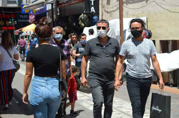 Eskişehirli vatandaşlar, bayram alış verişi için geldiği çarşı ve şehir merkezindeki esnafa adeta müşteri seli yaşatıyor.