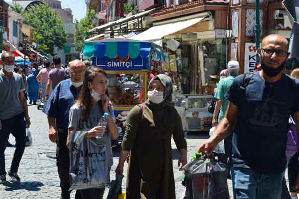 Eskişehirli vatandaşlar, bayram alış verişi için geldiği çarşı ve şehir merkezindeki esnafa adeta müşteri seli yaşatıyor.