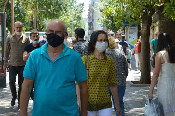 Eskişehir Ticaret Odası Meclis Üyesi Mehmet Kerenciler, Kurban Bayramına bir gün kala çarşıdaki hareketliği anlattı. Kerenciler, 2019 yılın bayramına göre işlerde düşüş olsa da son dönemlere göre satışların yüksek olduğunu belirtti. Kerenciler, “Her zaman olduğu gibi bütün bayramlarda 2 gün,3 gün önce bir hareket oluyor. Çok şükür. Memnunuz şuan. Geçtiğimiz bayramlara göre azalma var tabi. İnsanlarımız korkuyor dışarıya çıkmaya. Biz de buna katılıyoruz. Dışarıya çıkmaması için bir de söylüyoruz. Çok işi olmayan, alış-veriş yapmayan insanlar dışarıya çıkmasın. Geçen bayrama göre yüzde 25 yüzde 30 gibi bir azalma var. Sektörün yüzde 85’i, yüzde 90 bu süreçten memnunlar. Şükür, iyi bir sezon geçiriyoruz. Allah beterini göstermesin” şeklinde konuştu.