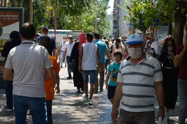 Ayrıca Ketenciler, bayram yaz ayında geldiği için vatandaşların en çok, kısa şort, gömlek, keten pantolonlar, kısa kollu t-shirtleri daha çok tercih ettiğini de belirtti.