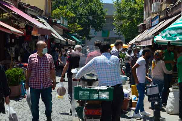 Uzun yıllardır çarşıda kahve ve aktariye satıcısı olarak bulunan Sabahattin Küçük ise, Kurban Bayramına bir gün kala satışlardan memnun olduğu ve ülkenin durumu düzelttiği belirtti. Küçük, “3-4 günden beri bayram hareketi başladık. Güzel bir hareket var. İşlerimiz iyi. Bu son bir hafta işlerimiz iyi. Genelde tatmin ediyor. Normalin üzerinde satışlar var. Tabi her bayram böyle olur zaten. Güzel satışlarımız. Şimdi gidişat iyidir. Ülkenin durumunun düzeldiğini düşünüyorum. İşlerin açıldığı düşünüyorum. Bunlar bayramdan sonra da böyle olacak, inşallah” diye konuştu.