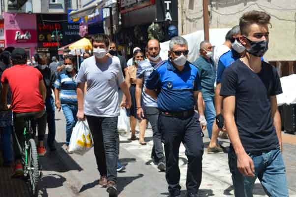 Eskişehirli vatandaşlar, bayram alış verişi için geldiği çarşı ve şehir merkezindeki esnafa adeta müşteri seli yaşatıyor.