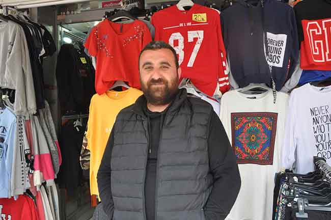 Bekir Yılmaz (33): Esnaf zaten bitik. Esnafı kötü bir şekilde etkiler. Küçük esnafın şu an direnme gücü yok, bitik. Krediyi de alsa kıt kanaat zor geçinecek. Faiz oranlarının artması olumsuz yönde etkileyecek, kapanmalara gidebilir. İnsanın gücü kalmadıktan sonra ne yapacak? İyice batacağı yere hiç yoktan dükkanı kapatır daha iyi yani. 