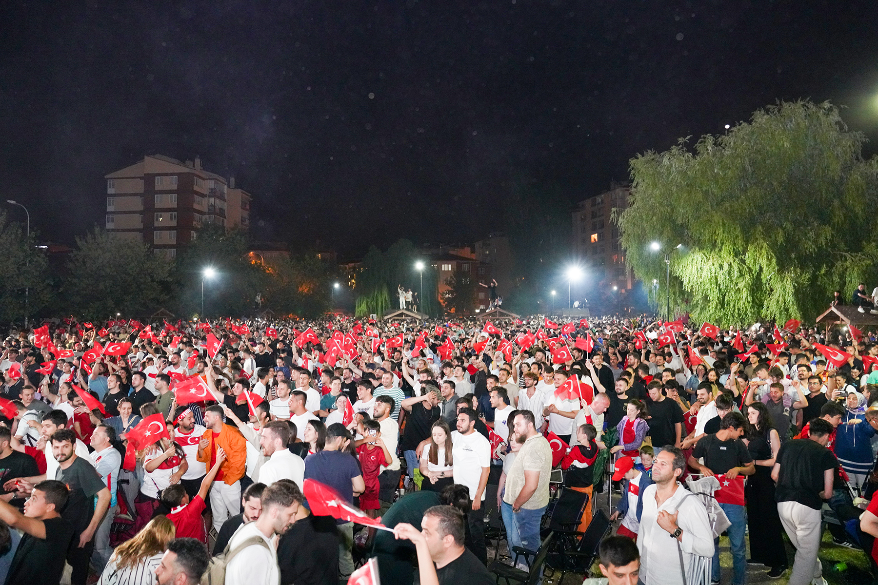 Tepebaşı Belediyesi tarafından ETİ Caddesi kum sahada kurulan ekran ile Eskişehirliler milli maç gecesinde bir araya geldi.