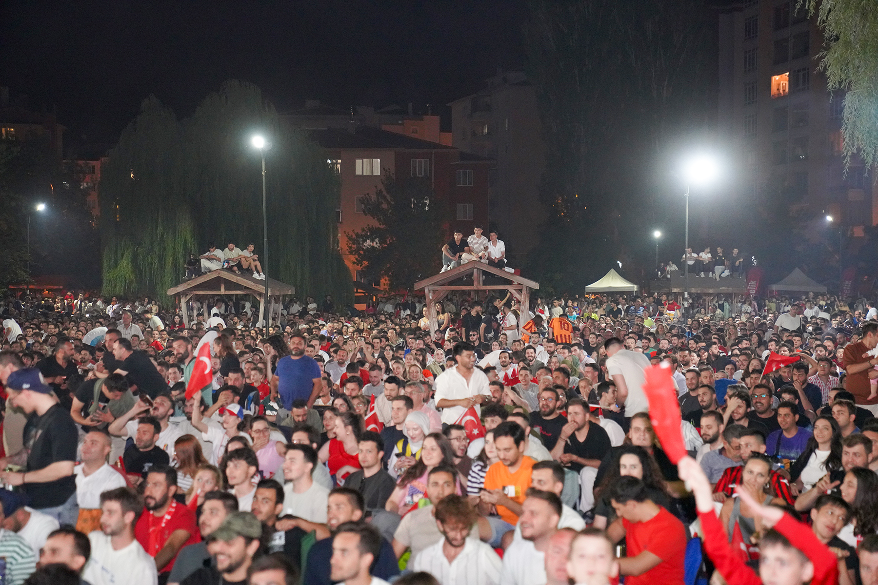 Eskişehir'de Tepebaşı Belediyesi tarafından ETİ Caddesi kum sahada kurulan ekranda 10 bine yakın Eskişehirli milli maç heyecanını Tepebaşı’nda yaşadı. A Milli Takımımız, EURO 2024 Son 16 Turu'nda Avusturya’yı 2-1 mağlup edip çeyrek finale yükselerek büyük bir gurur yaşattı.