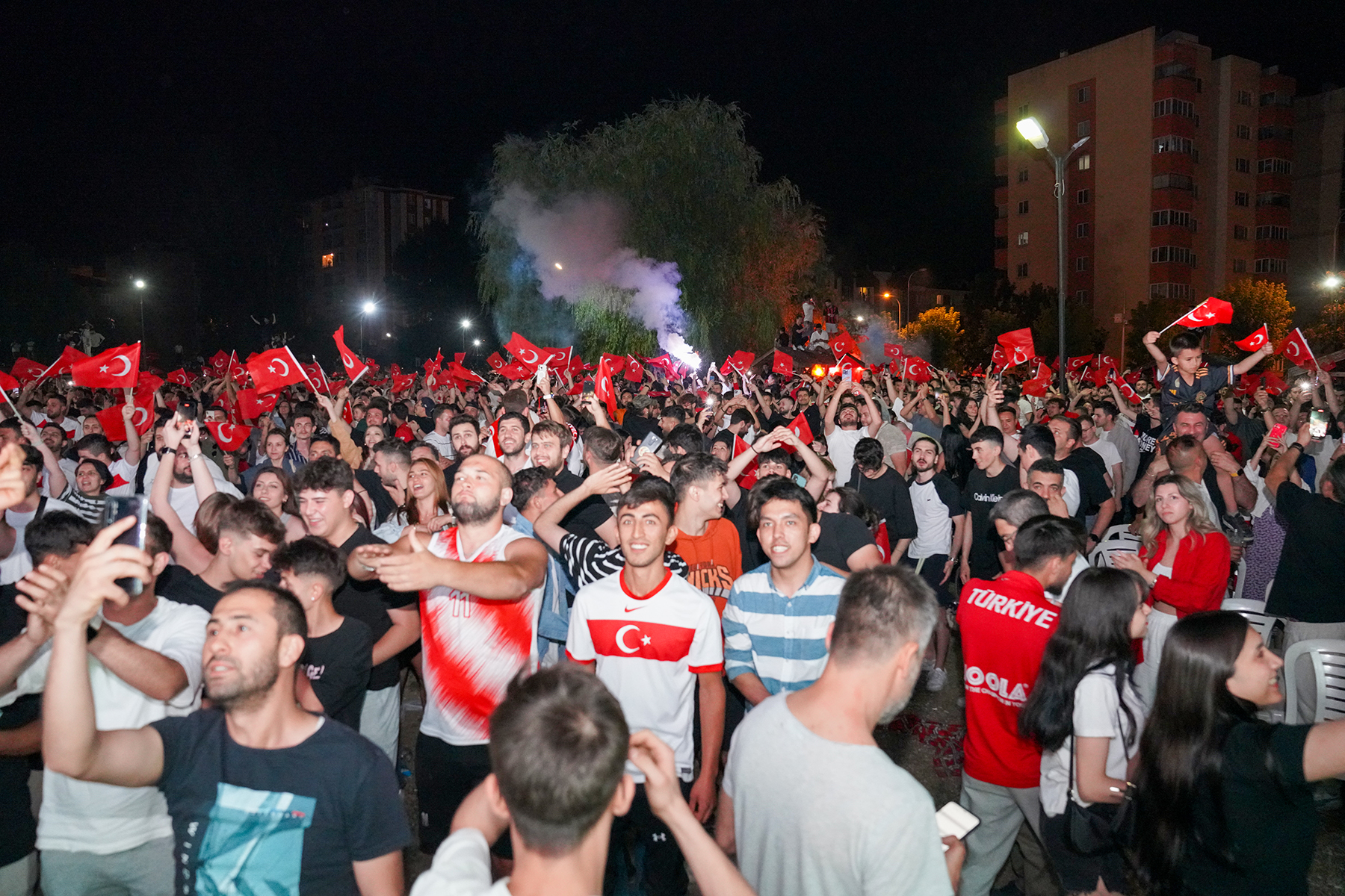 Eskişehir'de Tepebaşı Belediyesi tarafından ETİ Caddesi kum sahada kurulan ekranda 10 bine yakın Eskişehirli milli maç heyecanını Tepebaşı’nda yaşadı. A Milli Takımımız, EURO 2024 Son 16 Turu'nda Avusturya’yı 2-1 mağlup edip çeyrek finale yükselerek büyük bir gurur yaşattı.