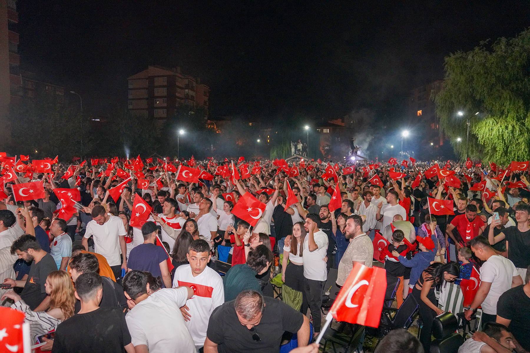 2024 Avrupa Futbol Şampiyonası (EURO 2024) son 16 Turu’nda Ay Yıldızlılar Avusturya ile mücadele etti. EURO 2024 coşkusunu birlikte yaşamak isteyen yaklaşık 10 bin Eskişehirli ise Tepebaşı Belediyesi’nin ETİ Caddesi kum sahaya kurduğu ekran karşısında buluştu. A Millî Takımımız, EURO 2024 Son 16 Turu’nda Avusturya’yı 2-1 mağlup edip çeyrek finale yükselerek büyük bir gurur yaşattı. 