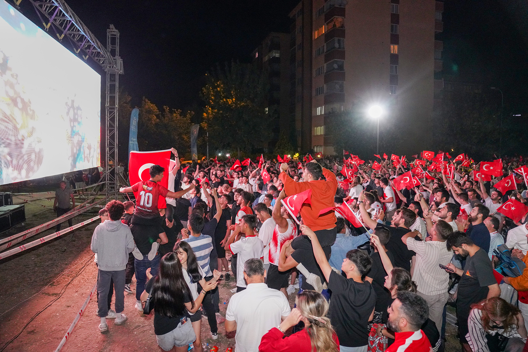 Açık havada ekran karşısında buluşan Eskişehirliler ise atılan goller ve galibiyetle büyük bir coşku yaşadı.