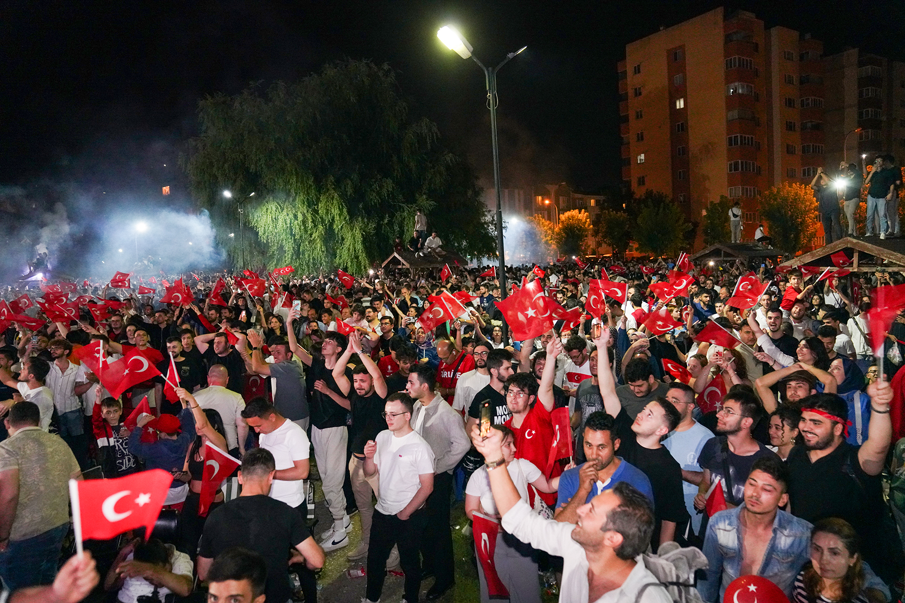 Arçelik’in destekleriyle düzenlenen etkinlikte maçı büyük bir heyecanla izleyen Eskişehirliler kurulan ekrandan dolayı Tepebaşı Belediyesi yetkililerine teşekkürlerini iletti.