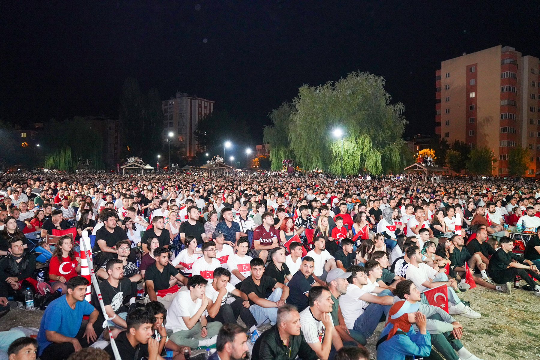 Ay Yıldızlılar’ın 6 Temmuz Cumartesi günü saat 22.00’de Hollanda ile karşılaşacağı çeyrek final maçında tüm Eskişehirliler yine Tepebaşı Belediyesi tarafından Arçelik’in destekleriyle ETİ Caddesi kum sahada kurulacak ekran karşısında buluşacak.