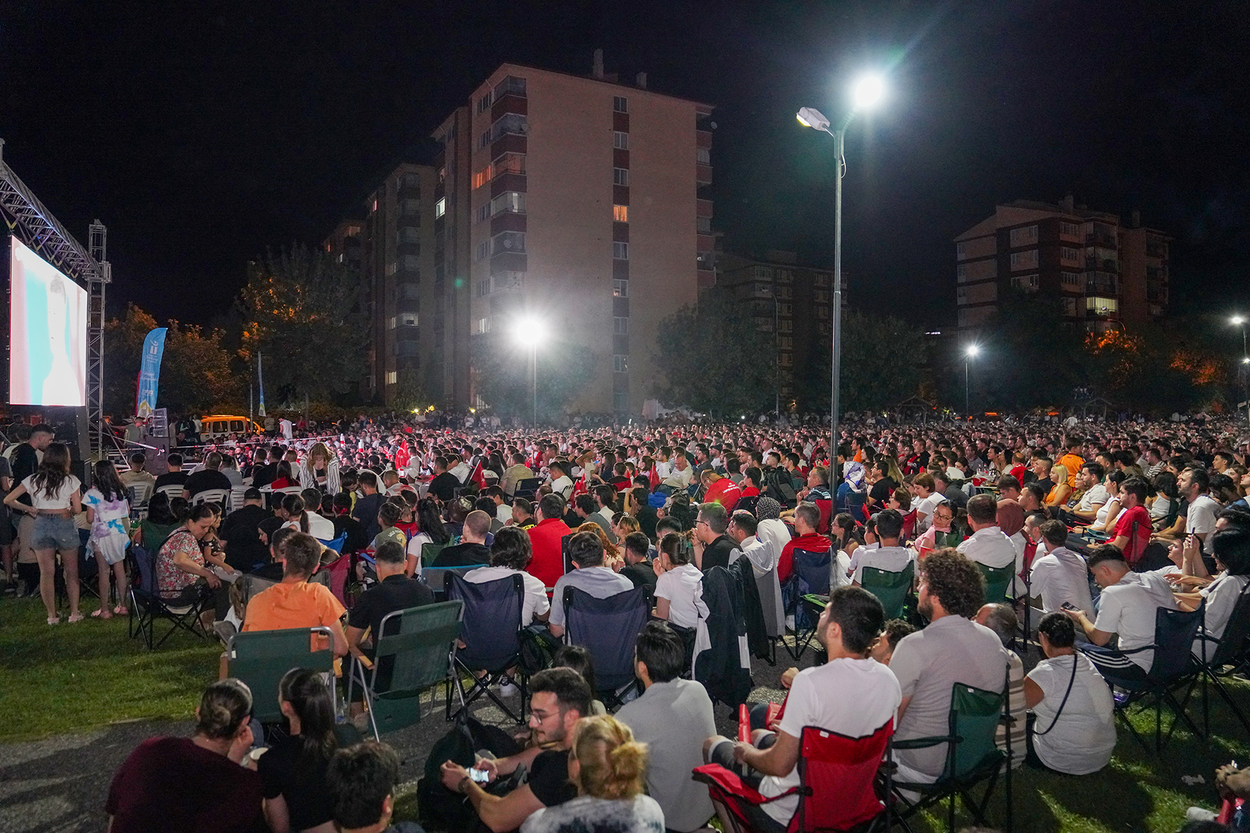 Eskişehir'de Tepebaşı Belediyesi tarafından ETİ Caddesi kum sahada kurulan ekranda 10 bine yakın Eskişehirli milli maç heyecanını Tepebaşı’nda yaşadı. A Milli Takımımız, EURO 2024 Son 16 Turu'nda Avusturya’yı 2-1 mağlup edip çeyrek finale yükselerek büyük bir gurur yaşattı.