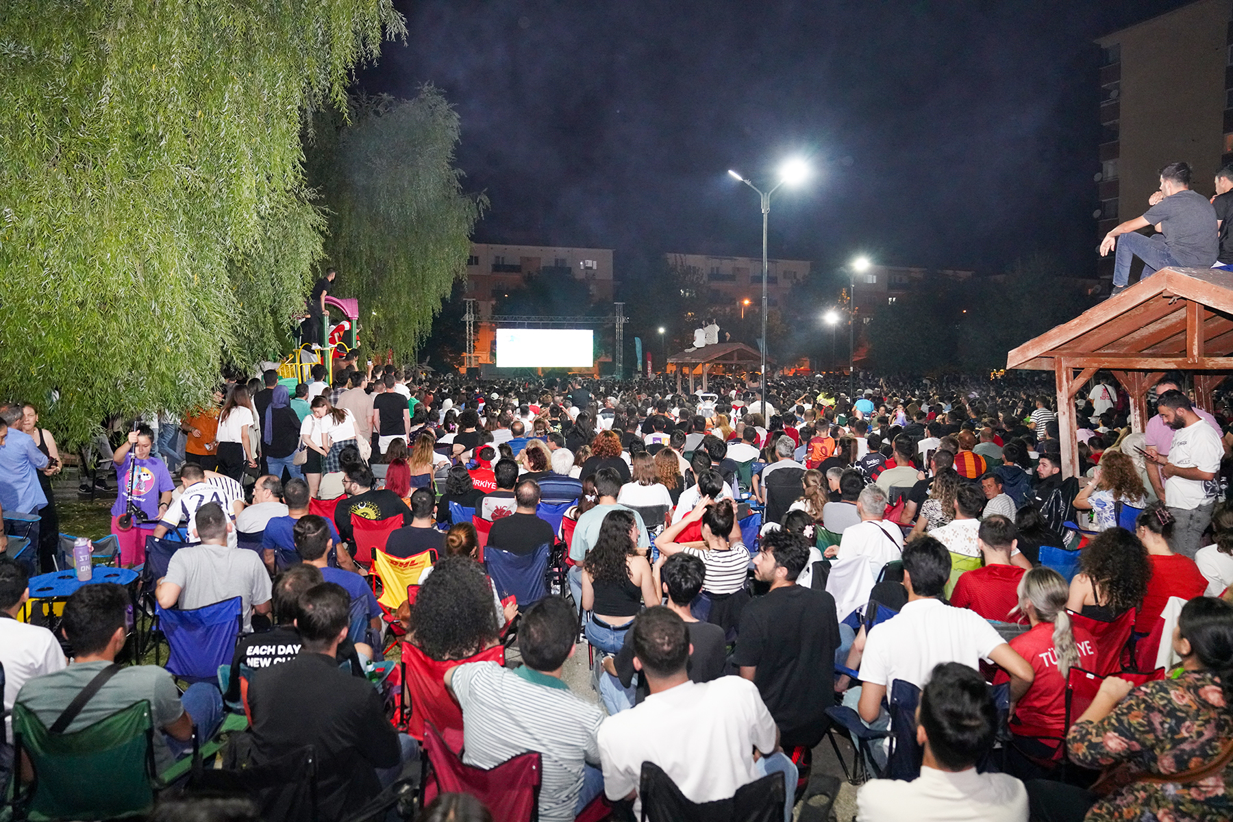 Eskişehir'de Tepebaşı Belediyesi tarafından ETİ Caddesi kum sahada kurulan ekranda 10 bine yakın Eskişehirli milli maç heyecanını Tepebaşı’nda yaşadı. A Milli Takımımız, EURO 2024 Son 16 Turu'nda Avusturya’yı 2-1 mağlup edip çeyrek finale yükselerek büyük bir gurur yaşattı.