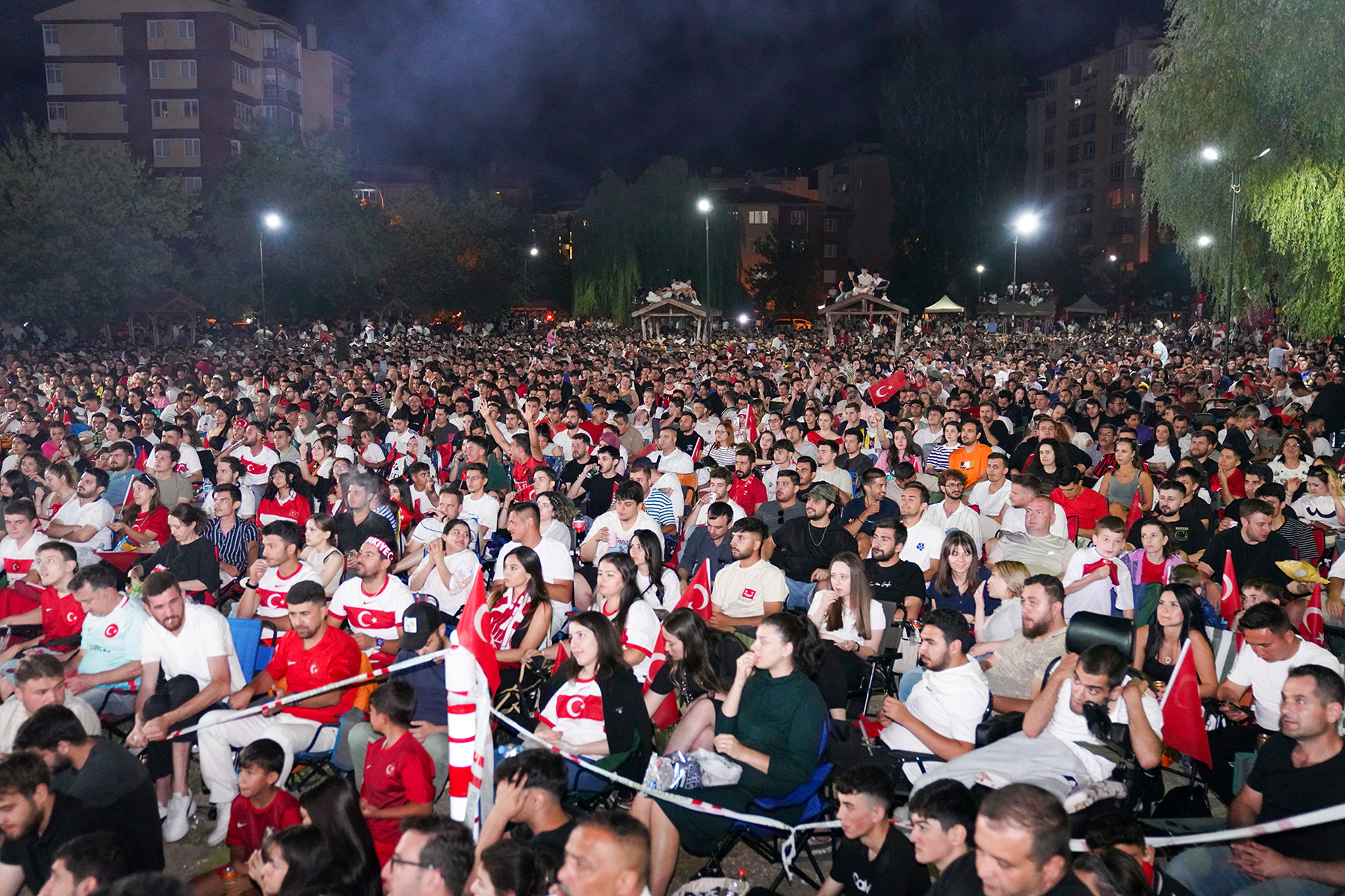 Eskişehir'de Tepebaşı Belediyesi tarafından ETİ Caddesi kum sahada kurulan ekranda 10 bine yakın Eskişehirli milli maç heyecanını Tepebaşı’nda yaşadı. A Milli Takımımız, EURO 2024 Son 16 Turu'nda Avusturya’yı 2-1 mağlup edip çeyrek finale yükselerek büyük bir gurur yaşattı.