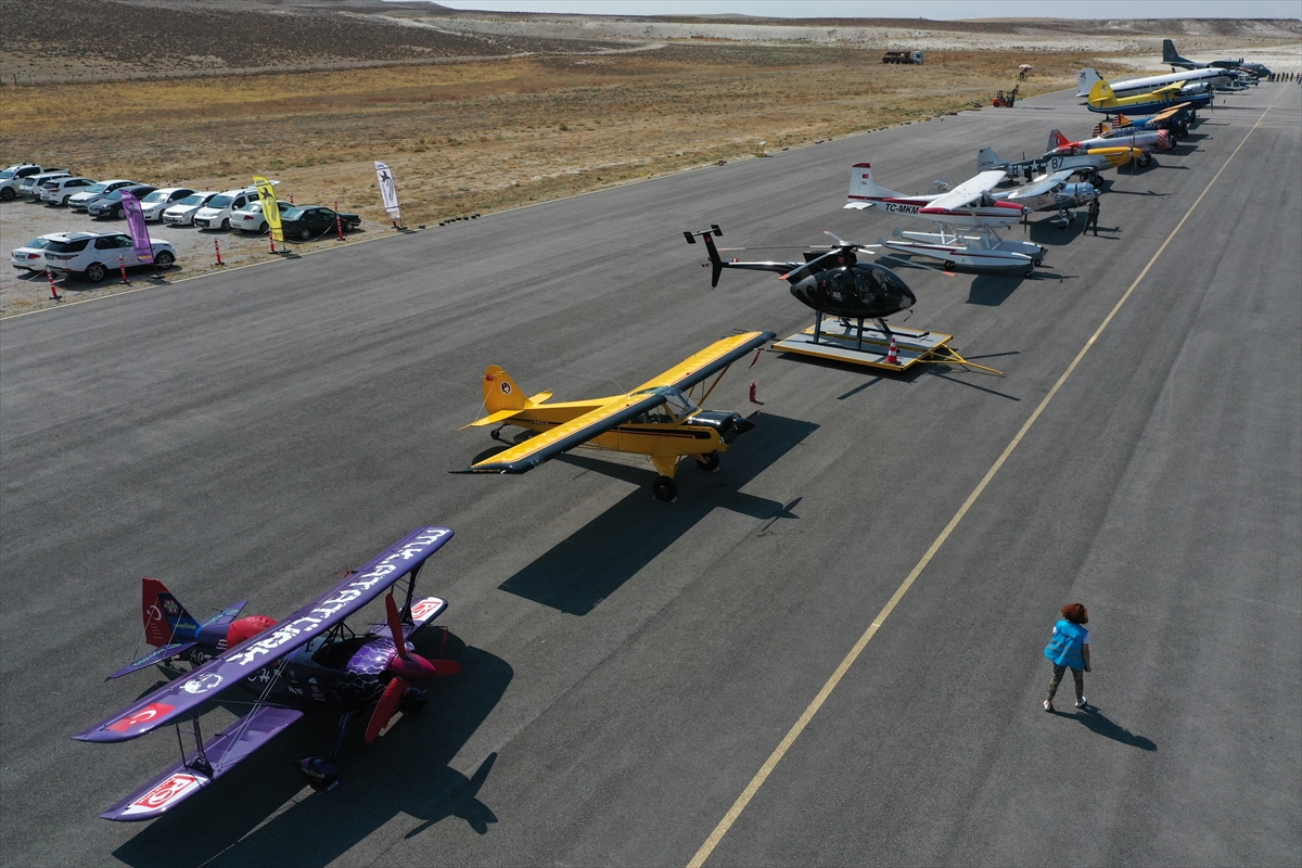 Eskişehir'in Sivrihisar ilçesinde yerli ve yabancı akrobasi pilotlarının katılımıyla "Hava Gösterileri 2020" etkinlikleri gerçekleştirildi.