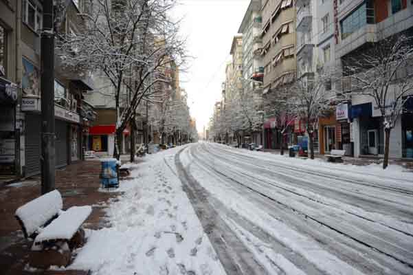 Eskişehir'de etkili olan kar yağışı, kenti beyaza bürüdü.