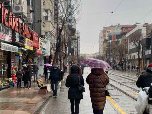 Yağmura hazırlıksız yakalanan vatandaşların ise saçak altlarında beklediği göründü.