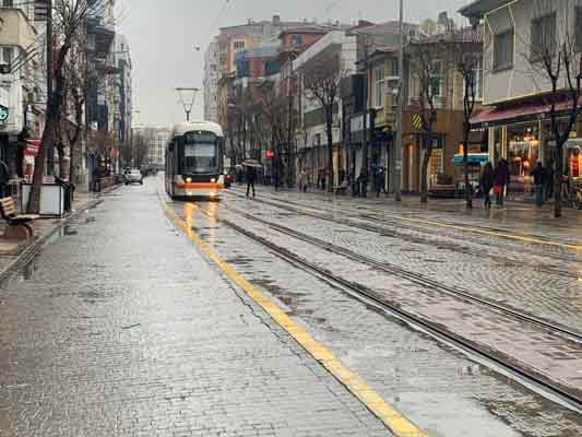 Öte yandan Meteoroloji 3’üncü Bölge Müdürlüğü tarafından yağışla birlikte hava sıcaklıklarının 5 ile 8 derece arasında düşmesi beklendiği aktarılırken il genelinde hava sıcaklığının ortalama 5 derece olması tahmin edildiği belirtildi.