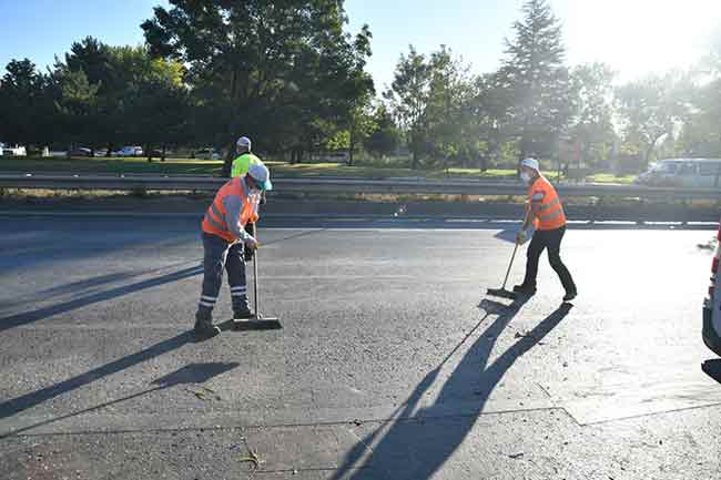 Eskişehir-Ankara yolu boyunca kilometrelerce trafik oluşurken, vatandaşlar yolun açılmasını bekledi