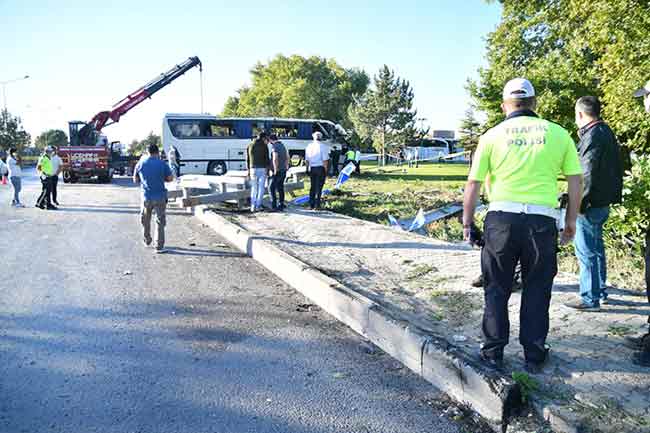 Eskişehir’de işçileri taşıyan servis otobüsünün kaza yapması sonucu 2 kişi hayatını kaybederken, biri ağır olmak üzere 12 kişi ise yaralandı.