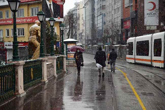 Eskişehir, sabaha karşı başlayan kar yağışıyla beyaza büründü