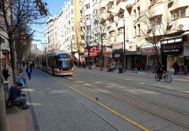 Eskişehir'de bugün hava sıcaklığının 20 dereceye kadar çıkmasıyla birlikte sokaklar şenlendi. Güneşi gören Eskişehirliler, Anadolu Gazetesi Muhabiri Hilal Köver'in objektifine böyle yansıdı.