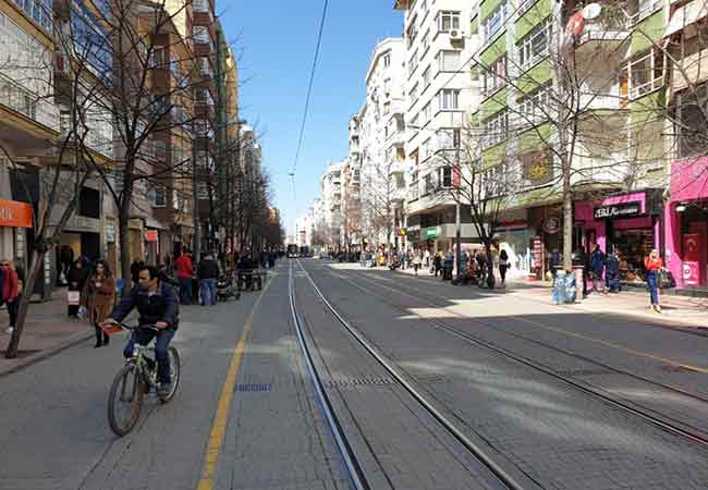 Eskişehir'de bugün hava sıcaklığının 20 dereceye kadar çıkmasıyla birlikte sokaklar şenlendi. Güneşi gören Eskişehirliler, Anadolu Gazetesi Muhabiri Hilal Köver'in objektifine böyle yansıdı.