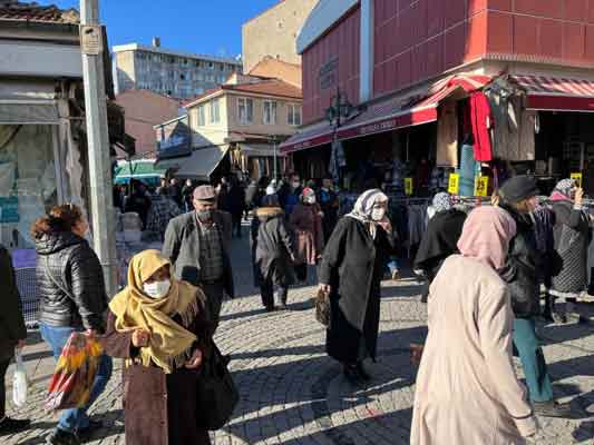 Güneşin yüzünü göstermesiyle yaya yollarında oluşan kalabalığın yanı sıra bazı ailelerin çocuklarını oyun parkına götürdüğü görüldü.