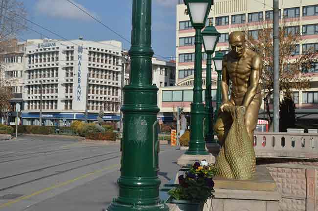 Normal güneşli günlerde vatandaşlar kentin Köprübaşı, 2 Eylül Caddesi, İsmet İnönü Caddesine gelerek şehrin güzel manzaralarla vakit geçirerek fotoğraf çekerken, bugün güneşle birlikte ortaya çıkan kentin güzelliği boş kaldı.