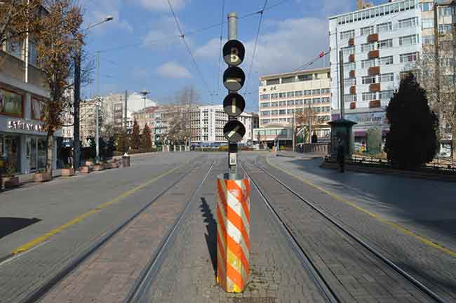 Kısıtlamanın devam edeceği yarın da kentte güneş etkili olacakken, vatandaşlar pazartesi günü yine bulutlu bir havada haftaya başlayacağı belirtildi.