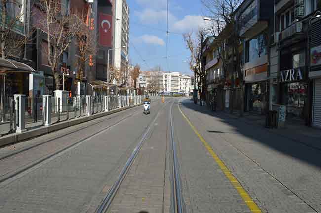 Eskişehir'de hafta içi boyunca havaların soğuk ve bulutlu geçti, bugün sıcaklık nispeten arttı, güneş iyice hissedildi. Ancak ülke genelinde uygulanan sokağa çıkma yasağı nedeniyle güneşin tadını çıkartan olamadı.