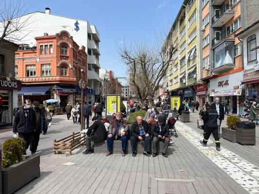 Perşembe günü 22 dereceye kadar ulaşması beklenen hava sıcaklığı, Cuma günü 25 derecelere kadar ulaşacak.