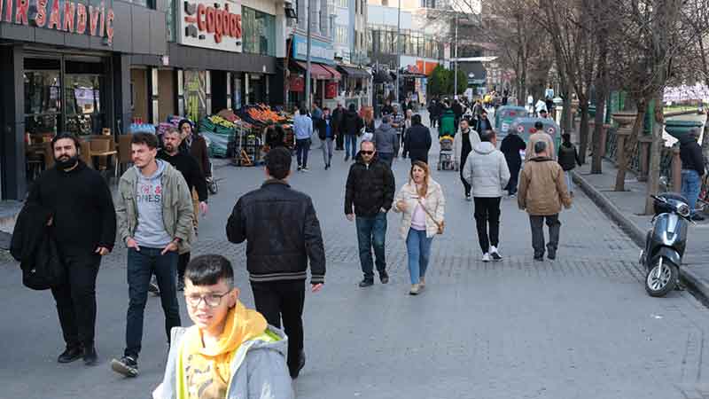 Eskişehir’de pazar günü güzel havayı gören vatandaşlar anın tadını çıkarabilmek adına adeta sokağa döküldü.