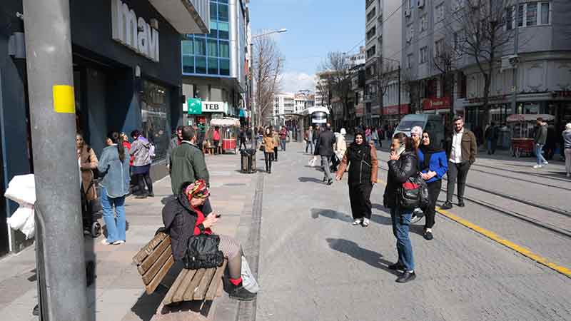 Eskişehir’de pazar günü güzel havayı gören vatandaşlar anın tadını çıkarabilmek adına adeta sokağa döküldü.