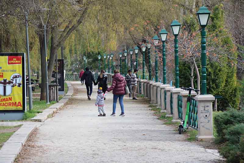 Bazı vatandaşlar parkın ortasından geçen Porsuk Çayı kenarında balık tutarken, bazıları bisiklete bindi, bazıları da ağaçların altında yürüyüş yaptı. Sokak hayvanları da güzel havanın tadını çıkardı.