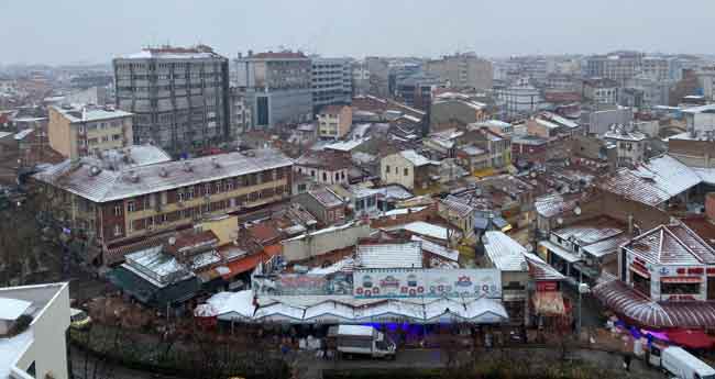 Hava sıcaklığında önemli bir değişiklik öngörülmezken, rüzgârın ise kuzeyli yönlerden hafif ve zaman zaman orta kuvvette eseceği tahmin ediliyor.