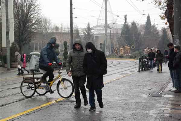 Eskişehir’de dün gece başlayan ve saatlerdir devam eden kar yağışı, çatıların beyaza bürünmesine sebep olurken, henüz zeminde tutmadı ve ıslak bir görüntü oluşturdu, yüksek kesimler ise karla kaplandı.