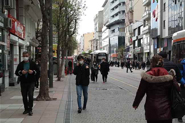 Kimi vatandaş tamamen kapanmanın tek geçerli çözüm olduğunu, kimisi de insanların artık sosyalleşmek istediğini ve başka çözüm yolları bulunması gerektiğini düşünüyor.