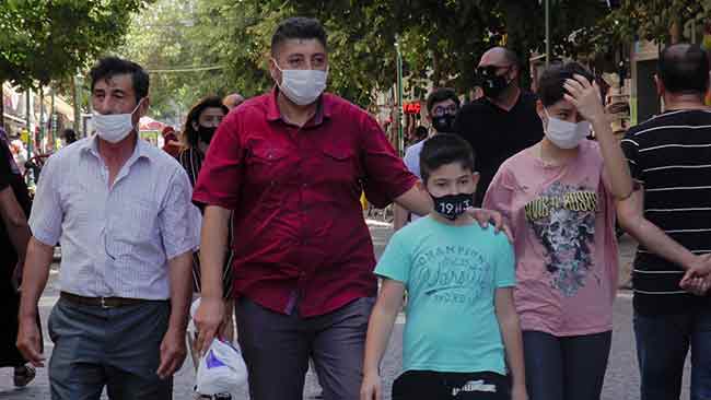 Açıklanacak müjdeli haber tahmininde bulunan vatandaş Sedat Özgür, “Öncelikle şunu söylemek gerekir ki; böyle bir ifadenin Türkiye’nin en yetkili, en yukarısında olan bir isim tarafından ifade edilmiş olması hakikaten bu müjdenin büyük bir müjde olduğu, önemli ve Türkiye için büyük bir adım olduğu şeklinde yorumlanabilir. Son zamanlarda konuşulan, özellikle yine enerji alanı ile ilgili, doğal gaz kaynaklarıyla ilgili veya petrol ile ilgili bir müjde olmasına bekliyorum şahsım adına. Belki bulunan kaynaklar itibaren çok değerli ve kıymetli olacağından hiçbir şüphem yoktur. Ancak burada bizim için önemli olan sahip olunabilecek bu müjdenin sürdürülebilir olması. Vatana, millete, memlekete yakın ve uzun vadede faydalar getirebilmesidir” diye konuştu.