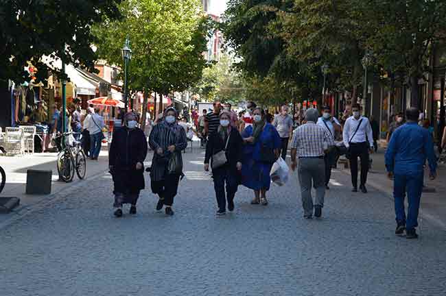 Çarşı merkezinde bulunan esnaf Cevher Mahmutlar ise, verilecek müjde ile ilgili, “Öncelikle Cumhurbaşkanımızın mübarek cuma günü yapacak açıklamanın en güzel tarafı, tabi televizyonlarda, eş, dost, konferanslarda falan konuşulan gaz bulunduğudur. Bu da bizim için çok büyük bir şey. İnşallah gaz bulunur ve en azından bu vatanın paraları dışarıya gitmeyecek. Burada kalacak. Bu da emeklisine, öğretmenine, öğrencisine, vatandaşına, memuruna herkese bir şeyler çıkacak" dedi. Kadın girişimcisi Hatice Küba Tezcan da tahmin olarak, “Müjde Doğu Akdeniz’deki doğal gaz rezervlerinin ekonomiye sağlayacak katkı ve yeni petrol kuyularının Türk ekonomisine sağlayacak katkılar hakkında bir müjde verileceği düşünüyorum” dedi.