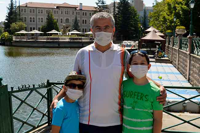 Kahvehane işletmecisi İbrahim Yılmaz ise, “Doğal gazdır veya korona virüs aşısıdır. Cuma günü tabii ki ibadet günü dualarla açılacağı söylerse daha bereketli olur diye düşünmüştür sayın Cumhurbaşkanımız” diye tahmininde bulundu. Vatandaş Fahik Yılmaz da, “Bence yüzde 100 Akdeniz’de doğal gaz bulundu. Neden böyle düşünüyorum? Çağ atlayacağız dediğine göre, en önemli olan doğal gaz ve petrol. Başka bir şey olamaz yani. Bu Türkiye ekonomisine büyük katkı sağlayacağı için çağ atlamamız ancak bu şekilde olur. Aşı ile falan olmaz” diye belirtti. Diğer bir emekli vatandaş Ali İhsan da, “Vallahi aşı bulundu ise çok iyi olur. Vatandaş için, millet için, toplum için çok bir olur. Maske takarak ağzımızdan nefes almaktan zorlanıyoruz. Bu maske nefes almamızı çok zorlaştırıyor. İstemeyerek takıyoruz maskeleri” ifadelerini kullandı. Öte yandan, açıklanacak müjdenin petrol veya doğal gazın yanı sıra emeklilerin ikramiyesinde bir yükseliş olacağı yönünde görüş bildiren de oldu.