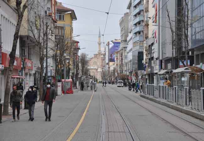 Eskişehirliler yetkililerin çağrılarını dikkate alarak hafta sonunu evlerinde geçirdi. Dışarı çıkan az sayıda vatandaş ise maske takmayı ihmal etmedi. 