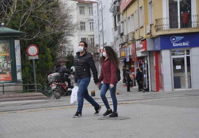 Eskişehirliler yetkililerin çağrılarını dikkate alarak hafta sonunu evlerinde geçirdi. Dışarı çıkan az sayıda vatandaş ise maske takmayı ihmal etmedi. 