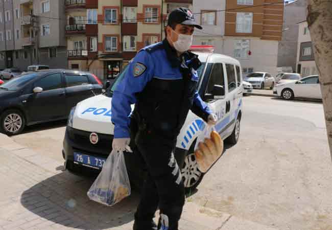 Eskişehir'de iki günlük sokağa çıkma yasağı ilan edilmesinin ardından hem güvenlik güçleri, hem  Vefa Sosyal Destek Grupları hem de belediye ekipleri vatandaşların temel ihtiyaçlarını karşılamaya devam ediyor.