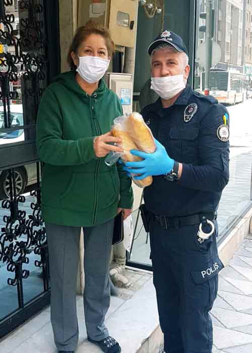 Eskişehir Emniyet Müdürlüğü, resmi Twitter hesabından "İki günlük sokağa çıkma yasağı kapsamında olan şehrimizde ekiplerimiz vatandaşlarımızın temel ihtiyaçlarını karşılıyor." açıklamasını yaptı.